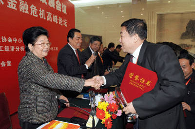 人大常委會(huì)副委員長(zhǎng)，全國(guó)婦聯(lián)主席：顧秀蓮為我司董事長(zhǎng)、總經(jīng)理：黃毅頒獎(jiǎng)